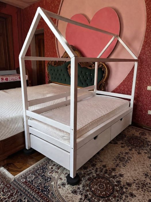 Детская кровать-домик продаётся