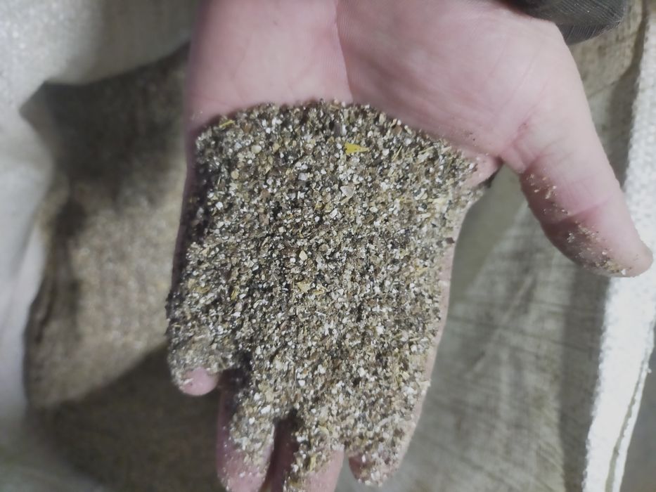 Комбикорм  пшеница, ячмень, лён семечки