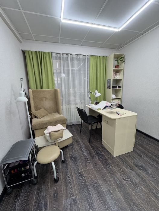 В салоне красоты в центре города сдается кабинет