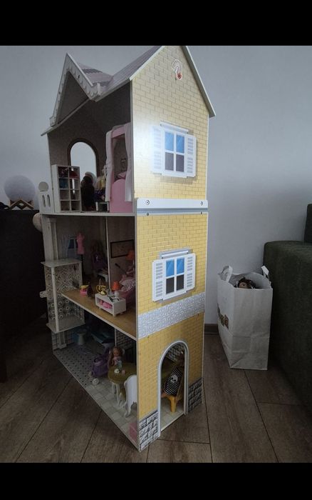 Casa de papusi + accesorii si papusi.