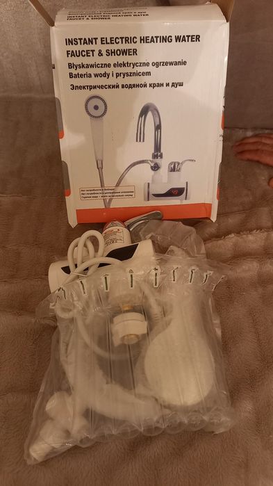 Проточный электрический водонагреватель c душем и дисплеем