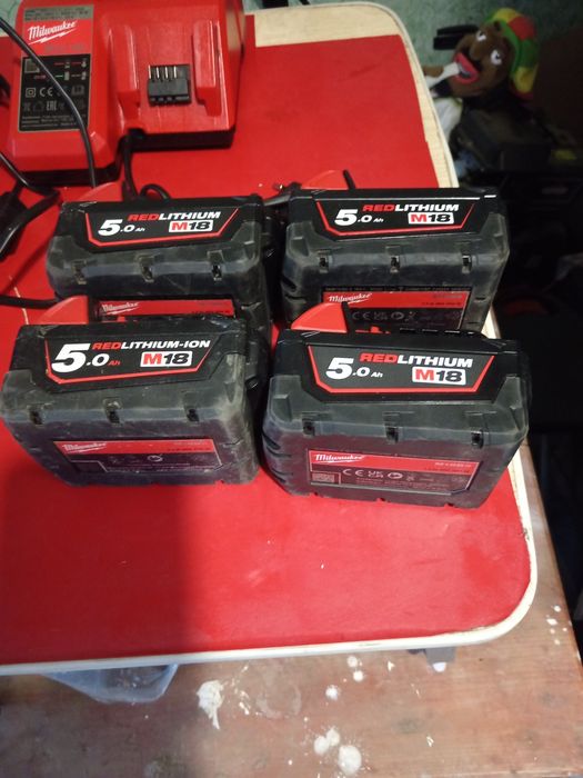 Vând baterii  de 5 amperii și încărcătoare milwaukee