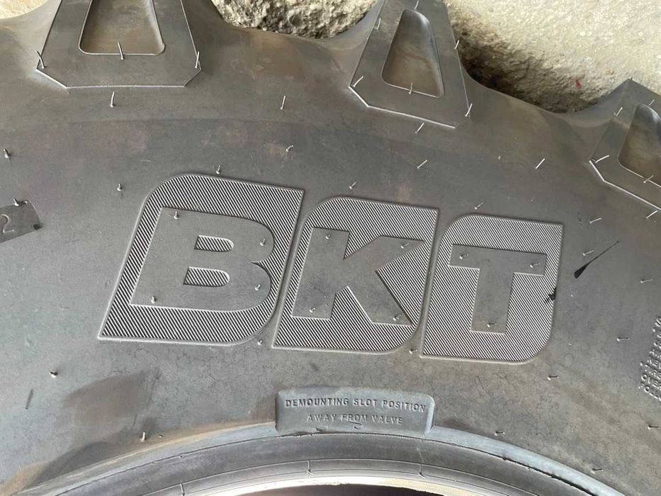 Anvelope noi 23.1-30 cu 12 pliuri marca BKT pentru combina