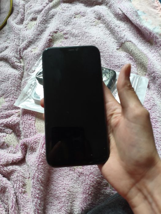 Продам 11 айфон вместе с чехлами