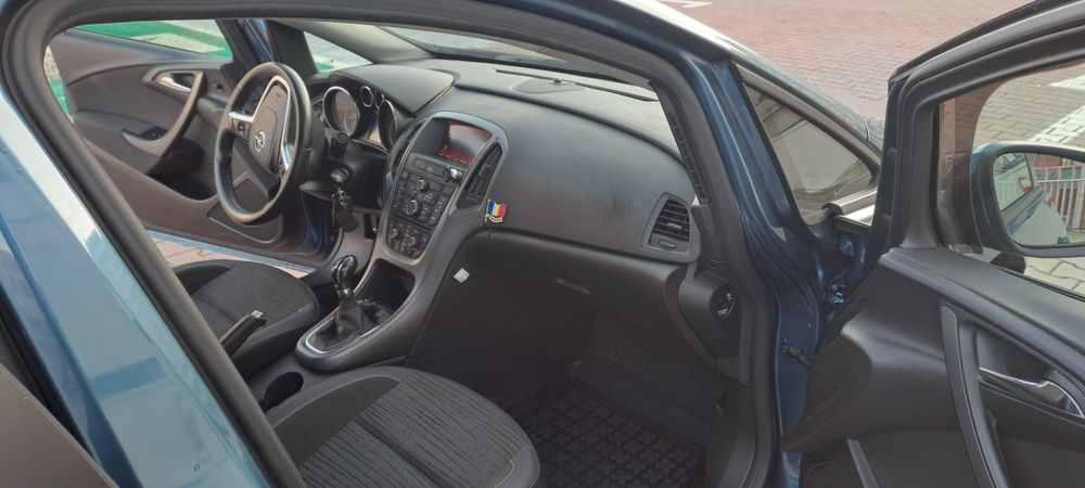 Vând Opel Astra j Enjoy Sedan.