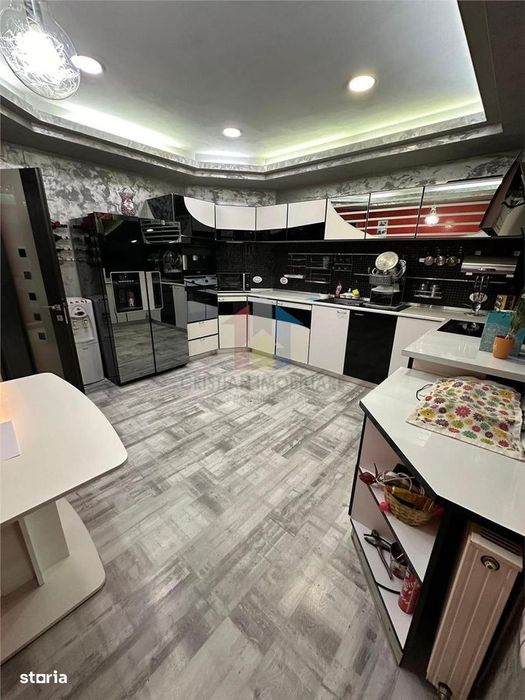 Vila MODERNA, P+1+M, constructie 2011, teren 1145 mp Cazasu