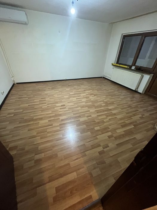 Caut 2 baieti pentru scos parchetul