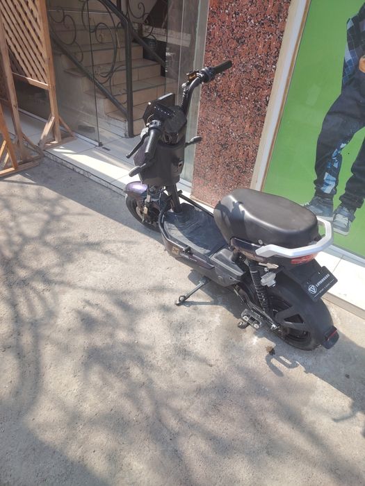 bonvi skuter deyarli yangi