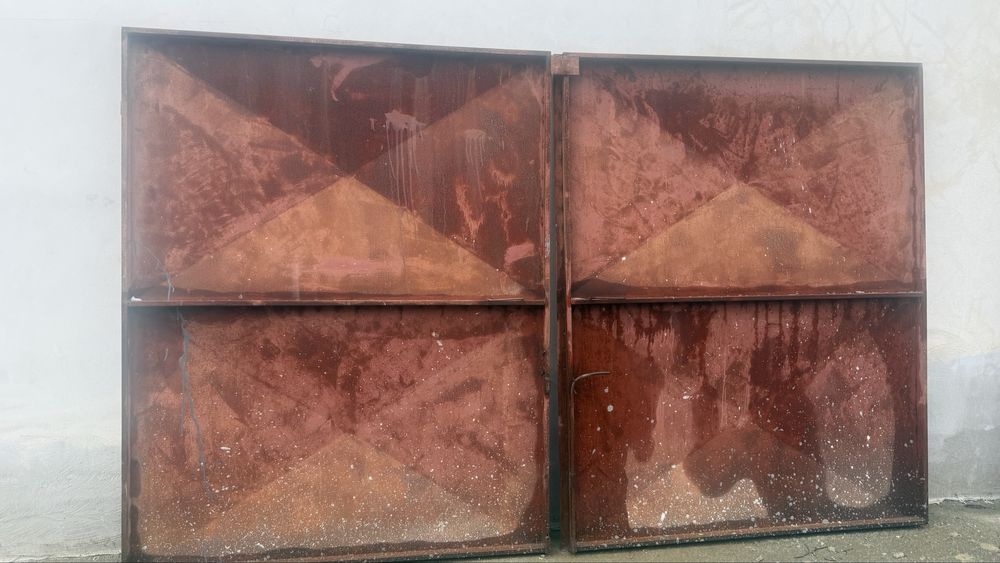 две метални гаражни врати