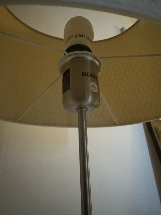 Lampa cu abajur reglabila