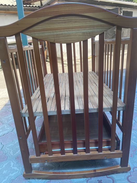 Манежка кровать на маятнике