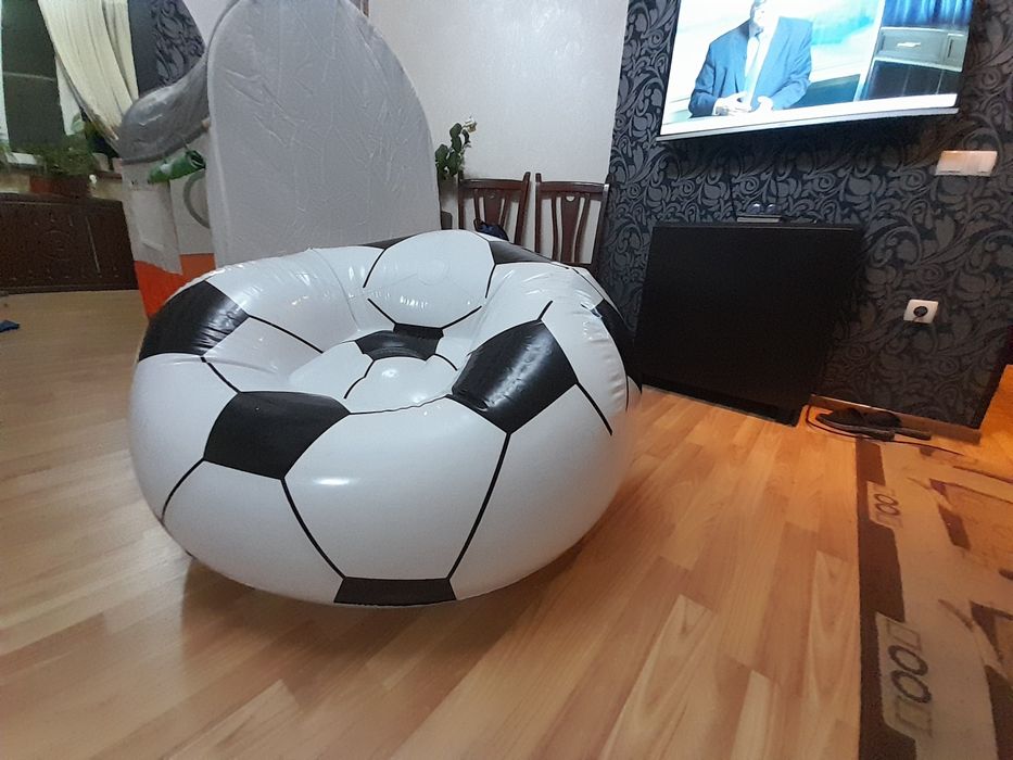 Продам продам  Надувное кресло - пуфик Футбольный мяч, Bestway.
Надувн