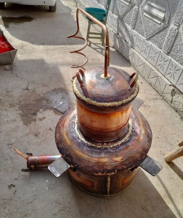Vând cazane de țuică din cupru alimentar cu fundu de 3 pereți de 2 cap