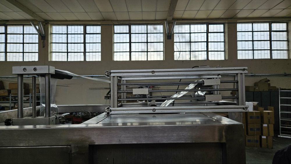 Автоматична машина за вертикално поставяне на термо етикет.