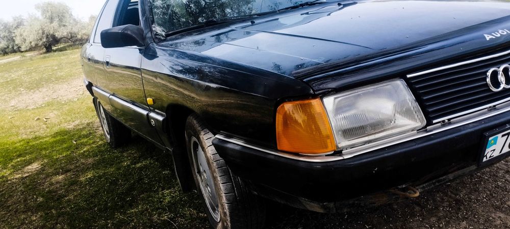 Автомобиль Ауди 100
