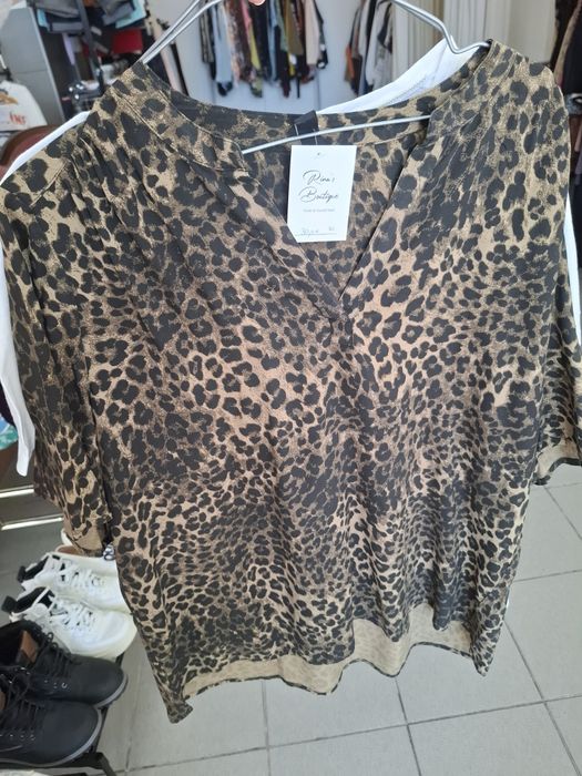 Am un lot de cămăși si rochii de vânzare