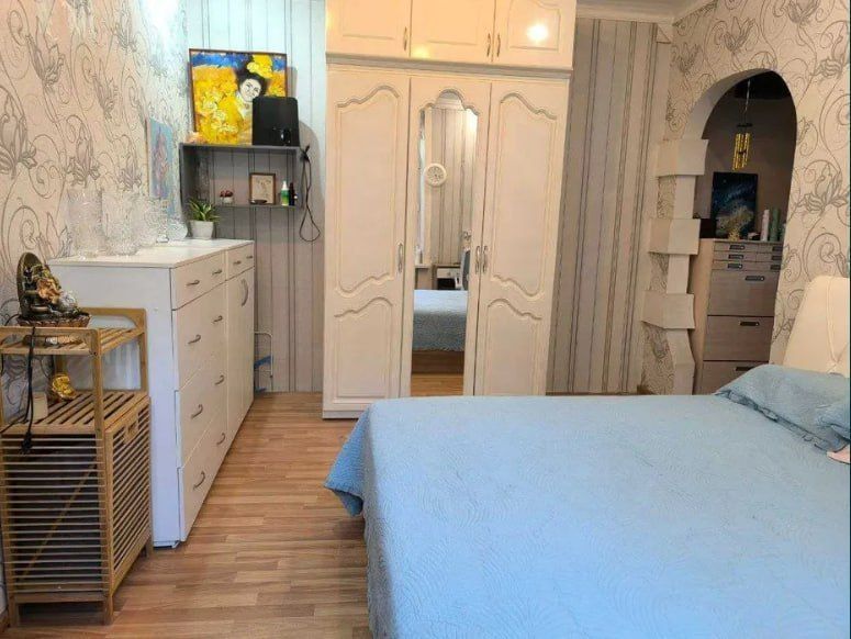 Срочно Продаётся Нукусская Высокопотолочка 1/4/4 с мебелью техникой !