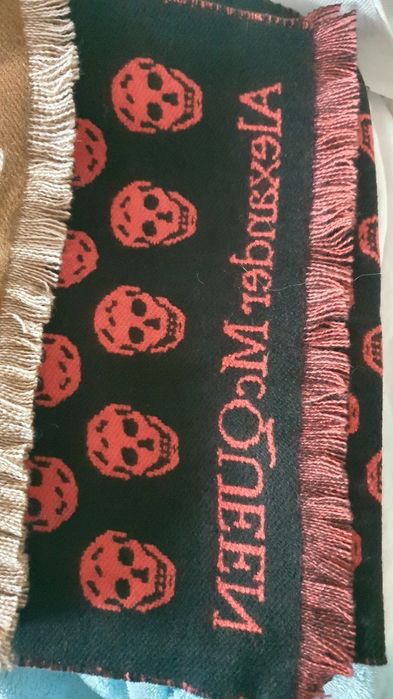 Eșarfe Alexander McQueen originale noi. Diferite culori