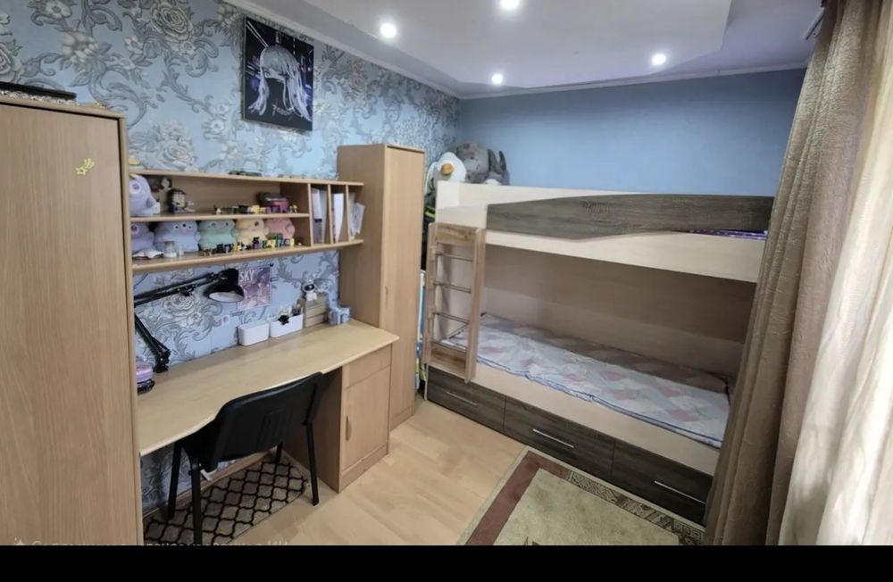Детский гарнитур, стол, шкаф, пенал