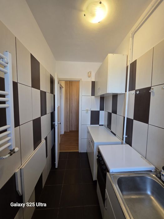 Vand apartament 2 camere semidecomandat- cu balcon