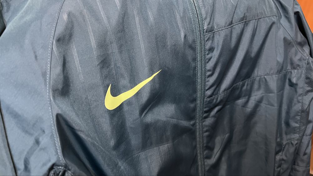 Nike горнище, супер състояние и модел на Найк. Размер:М