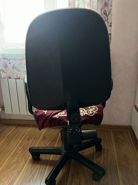 Компьютерное кресло на колесиках