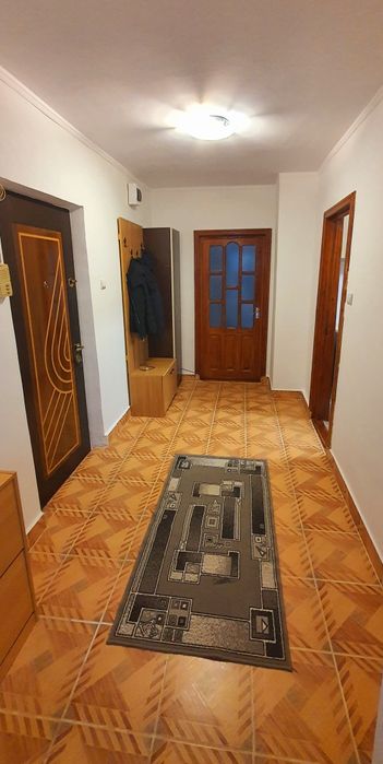 Închiriez apartament 2 camere decomandat termen lung
