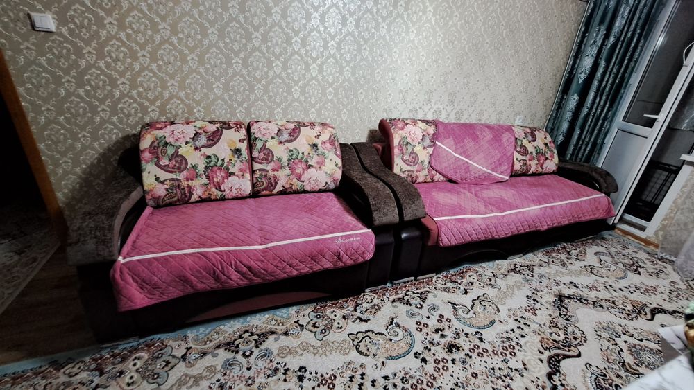 Продам диван розовый