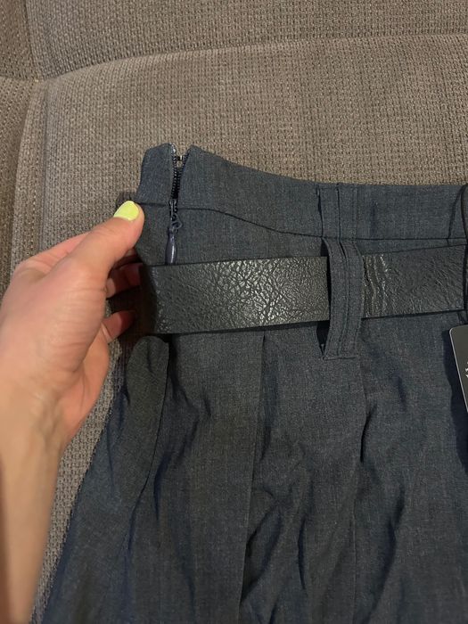 Къса сива пола М размер