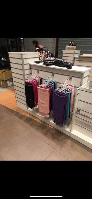 Универсално Търговско Оборудване на Модули