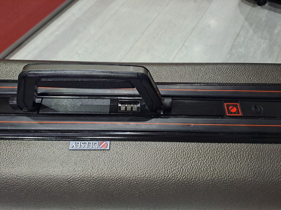 Френски твърд куфар DELSEY с колела и шифър