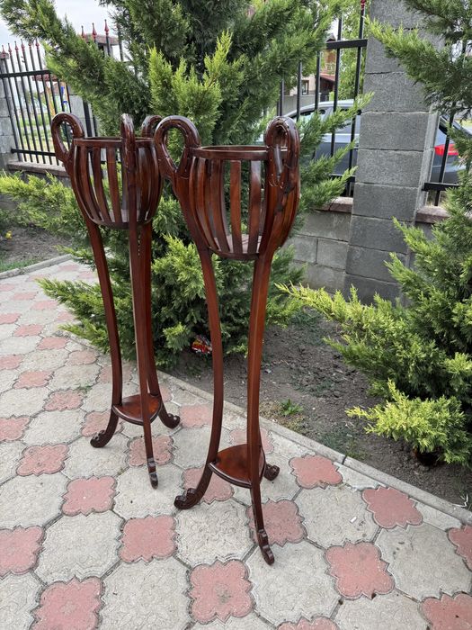 Pereche jardiniere din lemn cu sculpturi in forma de lebada