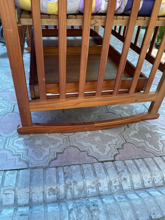 Манежка кровать на маятнике