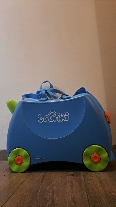 Vând valiză Trunki
