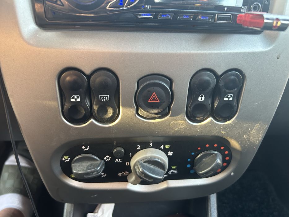 Vând Dacia Sandero 1.2 16V – Perfectă de Oraș și Drum Lung