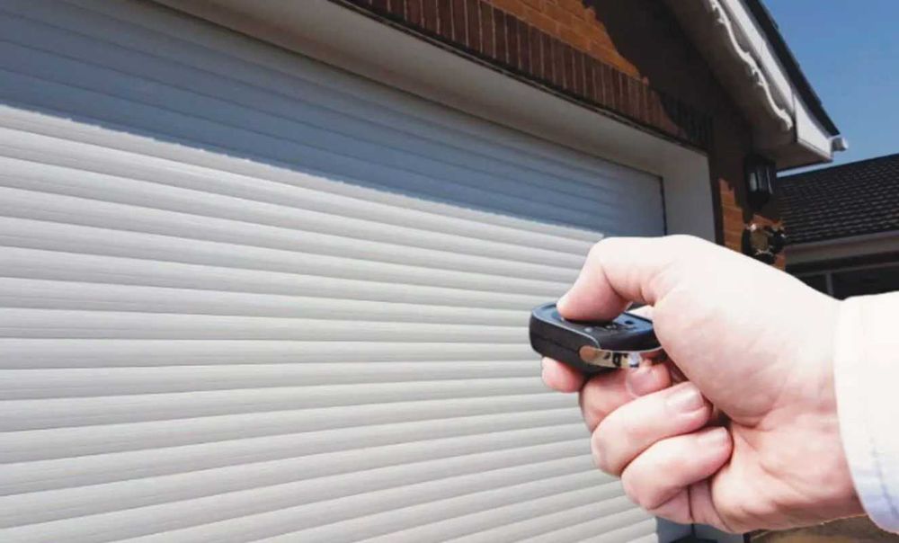 Usa de garaj rulou alba cu telecomanda dimensiunea 3000x2450