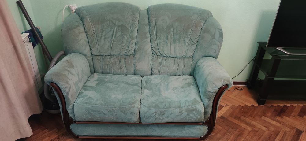 Два диванаи кресло