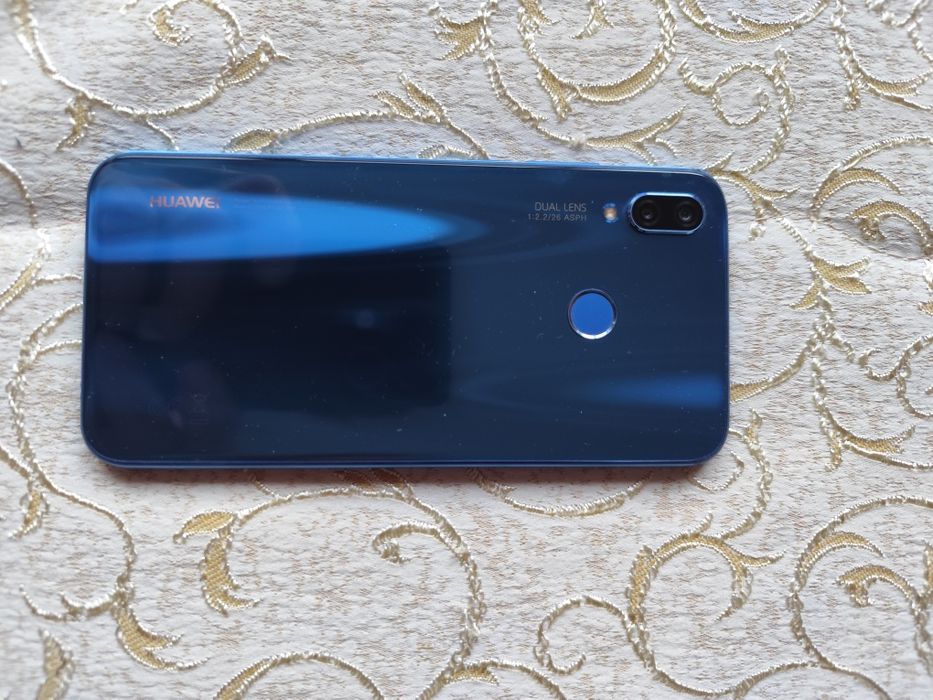 Продавам смартфон Huawei p20lite