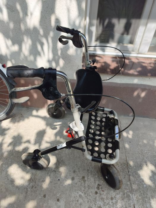 Cadrul de mers cu roti -rollator