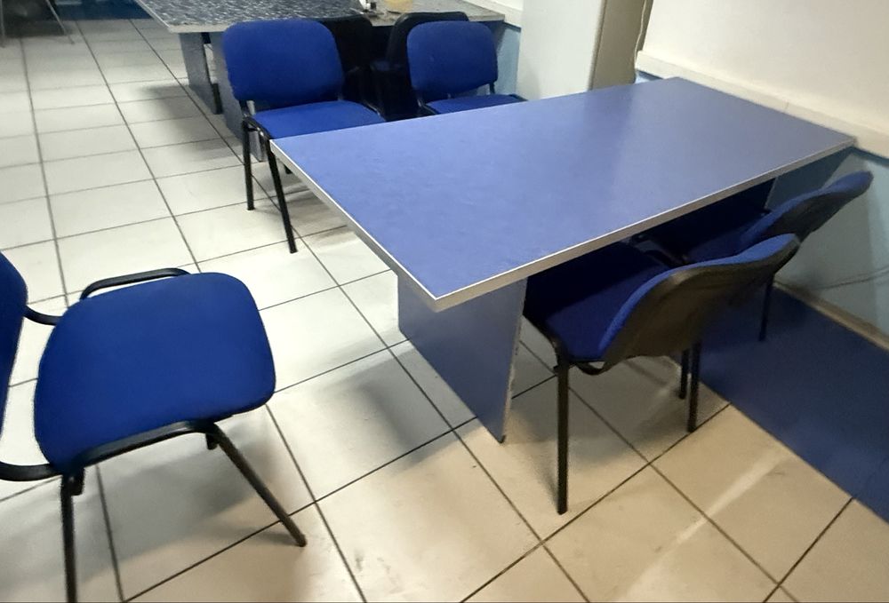 Продам офисные столы и стулья