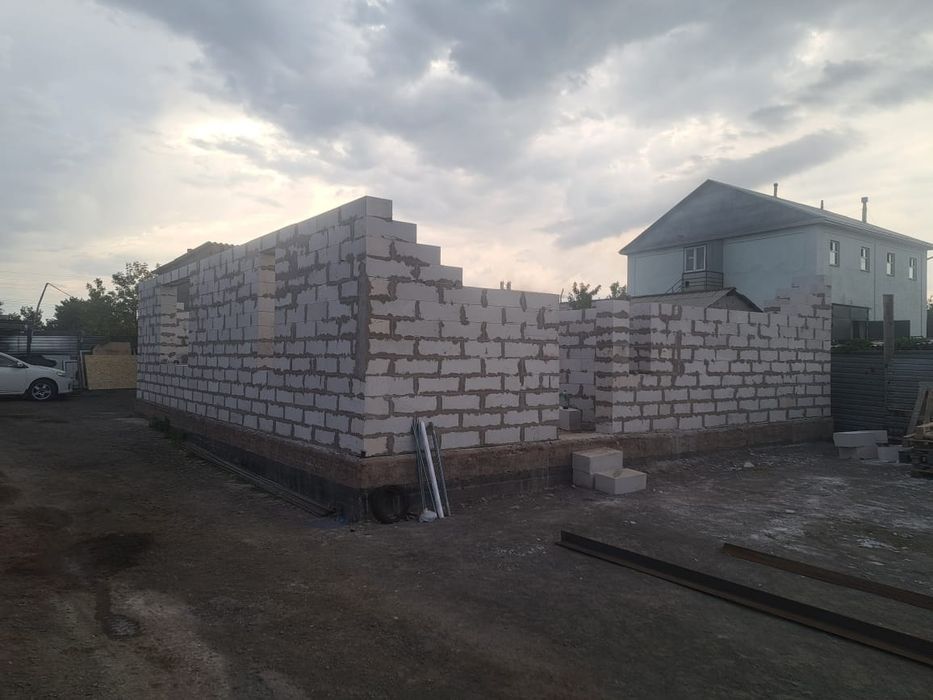 Строю стены перегородки дома квартиры помещения