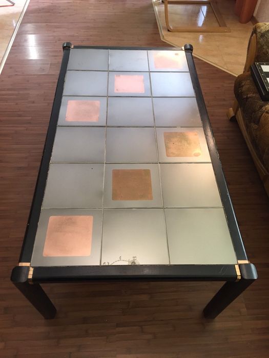 Дизаинерска Дървена маса със стъклен плот от малки квадратчета