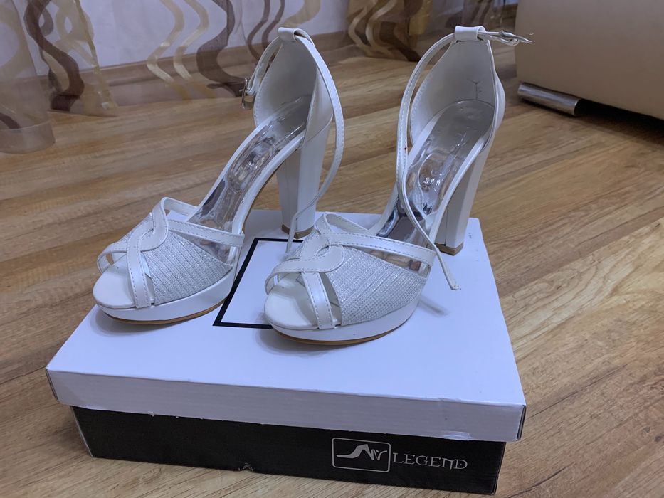 Бели Сандали 39 номер - чисто нови