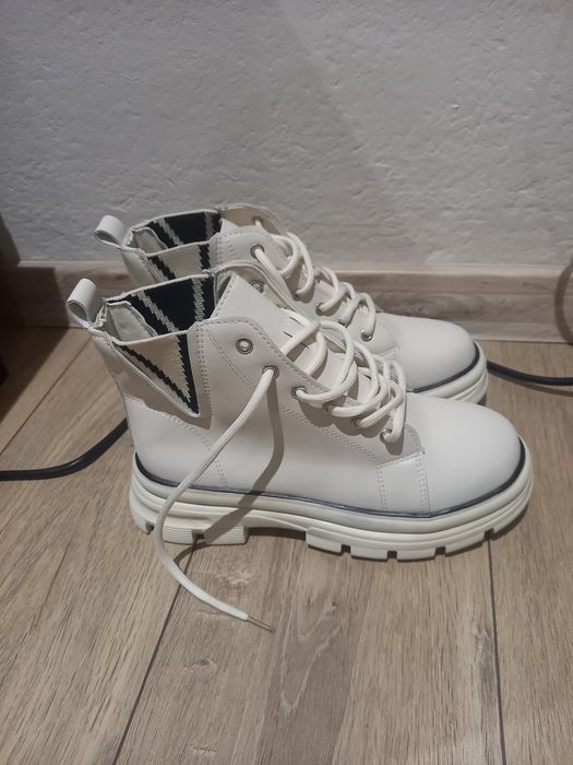 Светло бежови боти 38,5