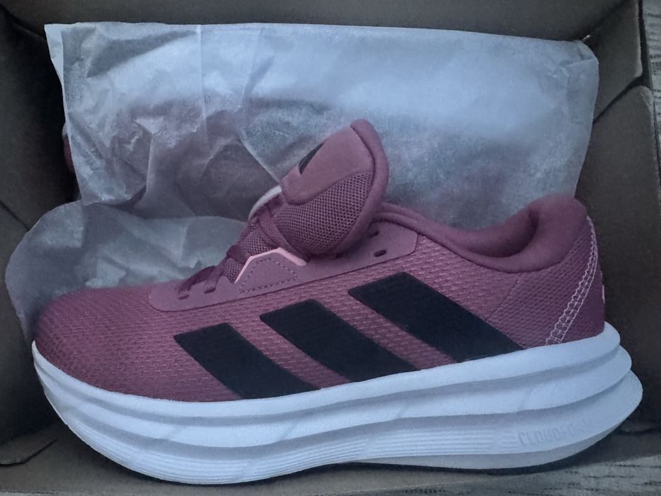 Продам новые кроссовки adidas
