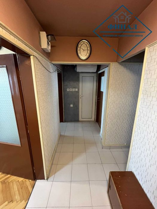 Продава се тристаен апартамент в кв. Тракия