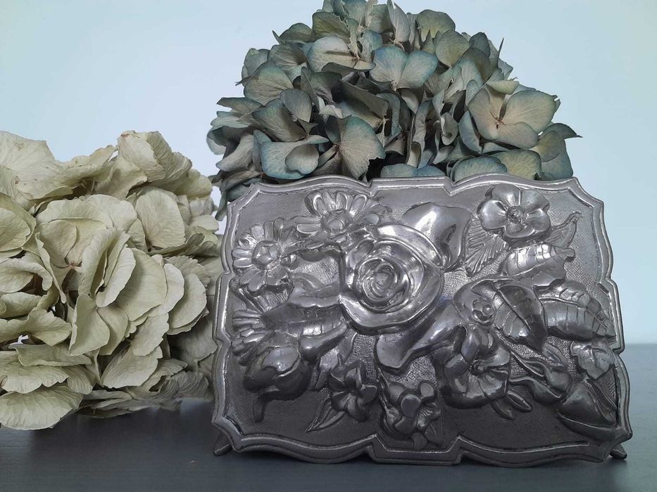 Cutie veche de bijuterii cu motive florale