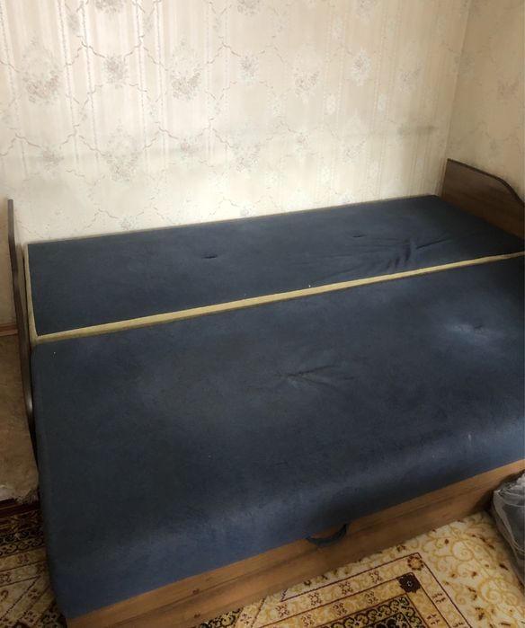 Диван-кровать с подушками