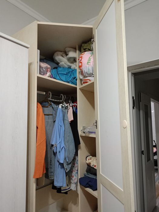 Бело бежевый шкаф, шифонер