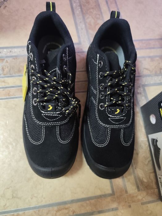 Продам спец обувь 43 р